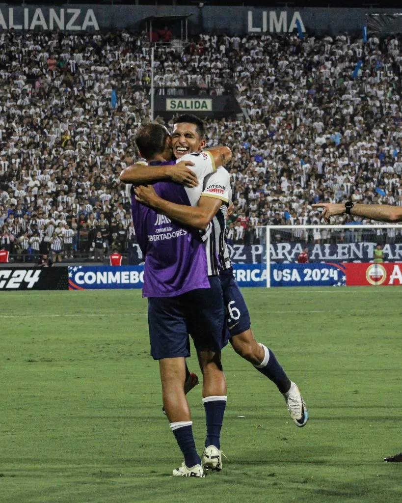 Kevin Serna celebrando con Hernán Barcos. (Foto: Sue León).