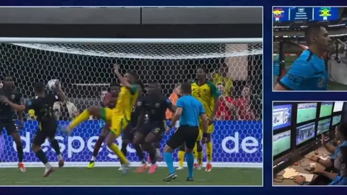 Así vio el árbitro la mano de Alan Franco