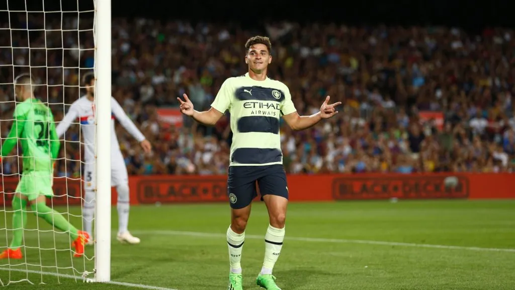 Julián Álvarez celebra su gol ante Barcelona en un amistoso del 2022: IMAGO