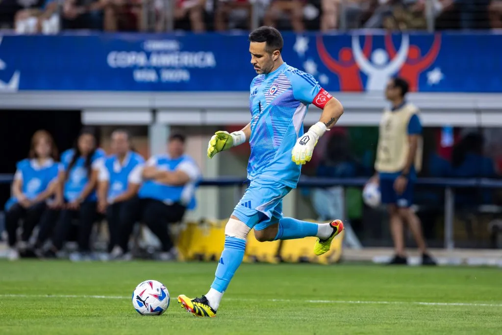 Claudio Bravo jugando contra Perú. (Foto: IMAGO).