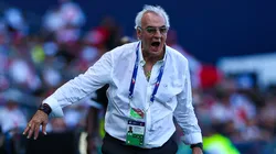 Jorge Fossati dirigiendo a Perú.