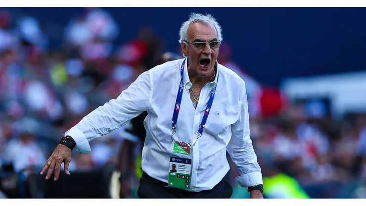 Jorge Fossati dirigiendo a Perú.
