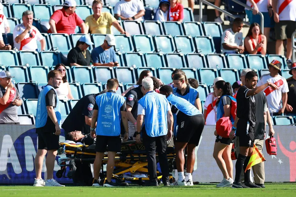 El momento donde se desvaneció el arbitro del partido. (Foto: Getty).