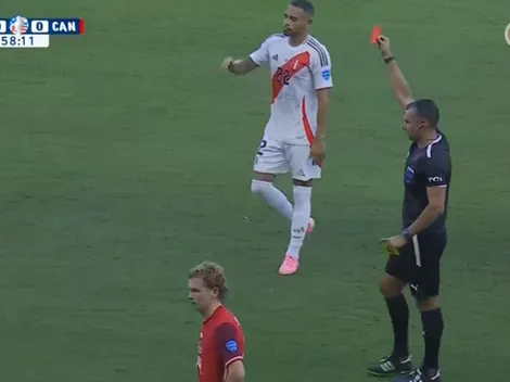 Miguel Araujo expulsado después de falta peligrosa y revisión posterior VAR