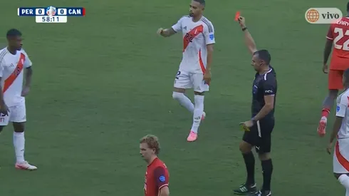 Miguel Araujo expulsado después de una falta peligrosa