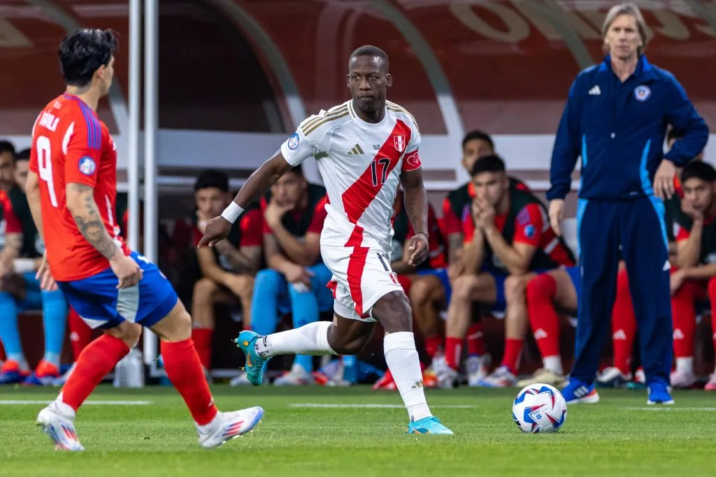 Advíncula duró poco en el partido ante Chile (IMAGO)