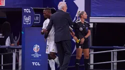 Advíncula saluda a Fossati, entrenador de Perú.