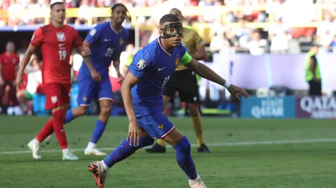 Mbappé y su máscara, una marca registrada de esta Eurocopa.