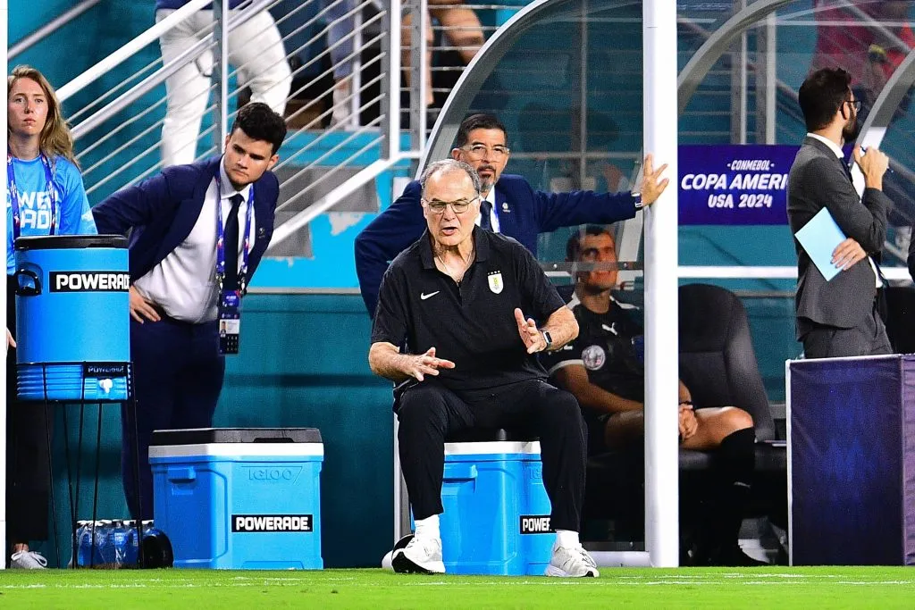 Bielsa sentado arriba de la clásica heladerita. (Foto: IMAGO).