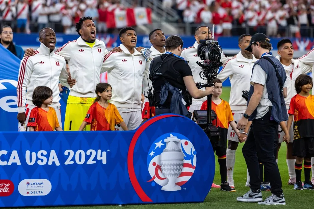 Luis Advíncula en la previa del partido contra Chile. (Foto: IMAGO).