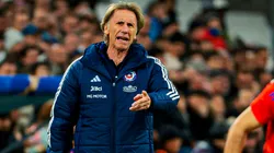 Ricardo Gareca dirigiendo a Chile ante Perú.