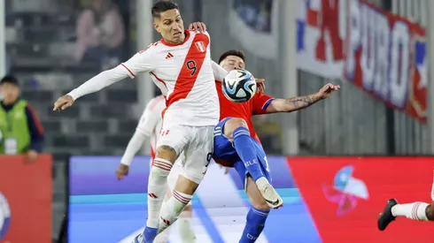 La figura del Perú acompaña desde el banco de suplentes.