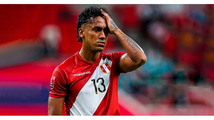 Renato Tapia jugando para Perú.
