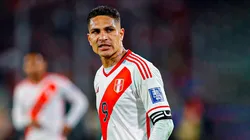 Paolo Guerrero jugando para Perú.