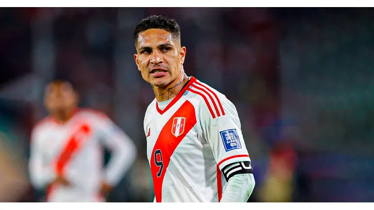 Paolo Guerrero jugando para Perú.