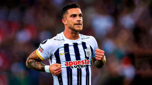 Adrián Arregui jugando para Alianza Lima.