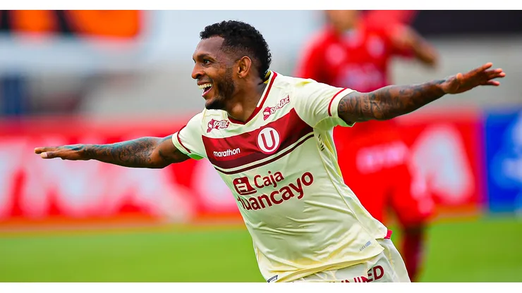 Alberto Quintero jugando para Universitario.