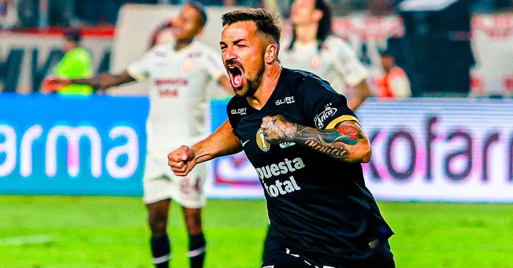 Costa anotando un tanto para Alianza ante Universitario. (Foto: IMAGO)