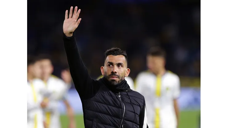 BUENOS AIRES, ARGENTINA - AUGUST 17: Carlos Tevez coach of Rosario Central and former player of Boca Juniors gestures to fans during a Liga Profesional 2022 match between Boca Juniors and Rosario Central at Estadio Alberto J. Armando on August 17, 2022 in Buenos Aires, Argentina. (Photo by Daniel Jayo/Getty Images)