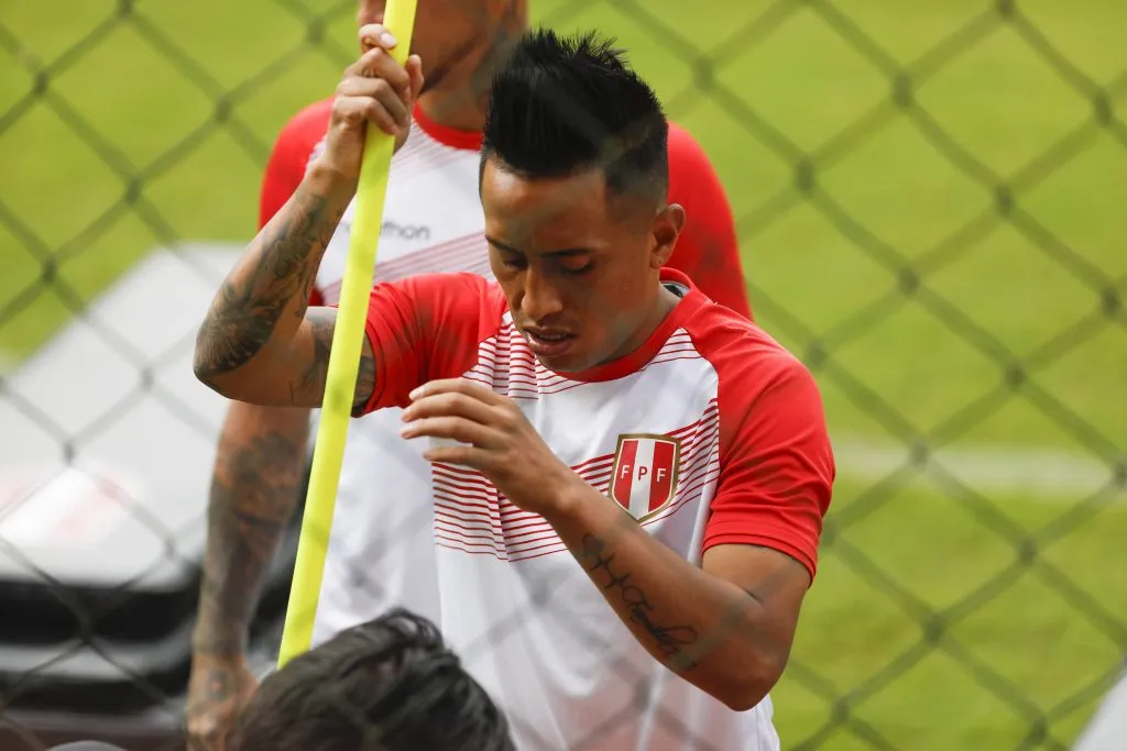 Cueva calentando con Perú. (Foto: IMAGO)