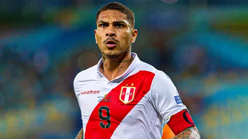 Paolo Guerrero jugando para Perú