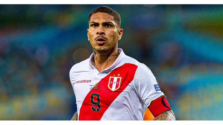 Paolo Guerrero jugando para Perú