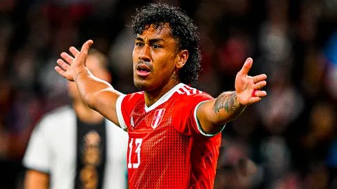 Renato Tapia jugando para Perú.