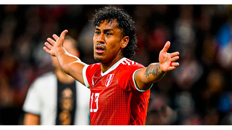 Renato Tapia jugando para Perú.