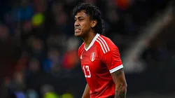 Renato Tapia jugando para Perú.