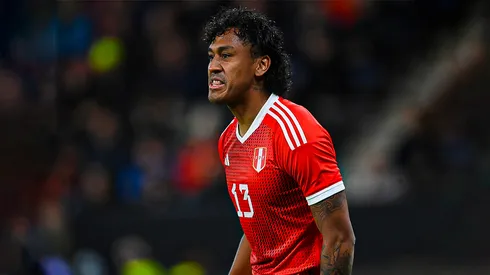 Renato Tapia jugando para Perú.