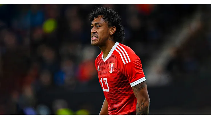 Renato Tapia jugando para Perú.