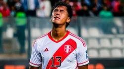 Renato Tapia jugando en Perú.