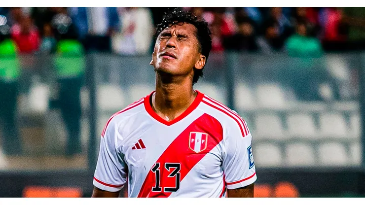 Renato Tapia jugando en Perú.