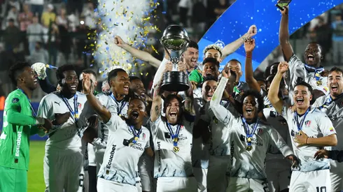 Ezequiel Piovi levantó como capitán la Sudamericana 2023 y las LigaPro 2023 y 2024.