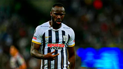 Cecilio Waterman jugando para Alianza Lima.