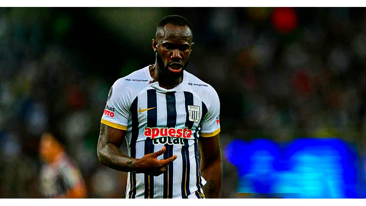 Cecilio Waterman jugando para Alianza Lima.
