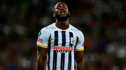 Cecilio Waterman jugando en Alianza Lima de Perú.