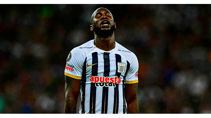 Cecilio Waterman jugando en Alianza Lima de Perú.