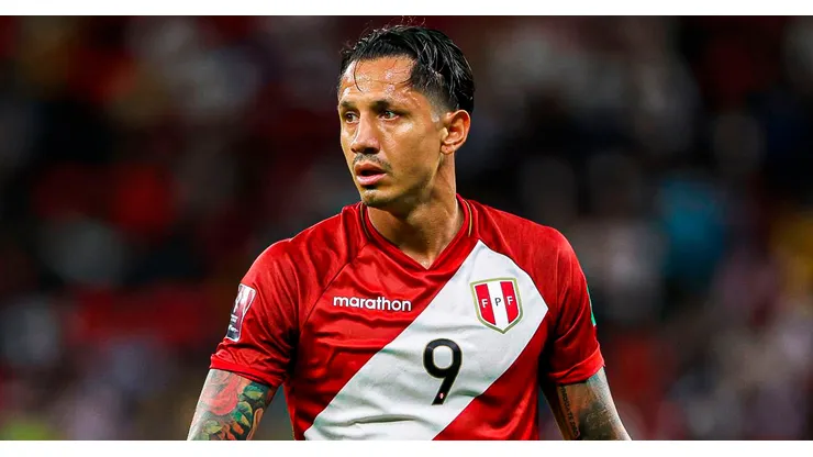 Gianluca Lapadula jugando en Perú.