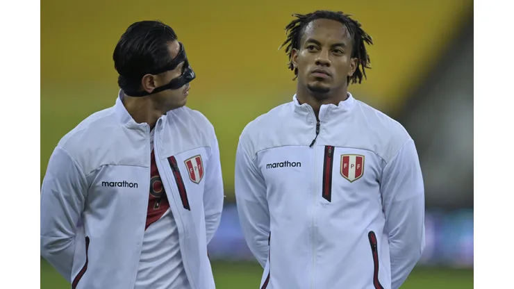 Tres jugadores en capilla de la Selección Peruana