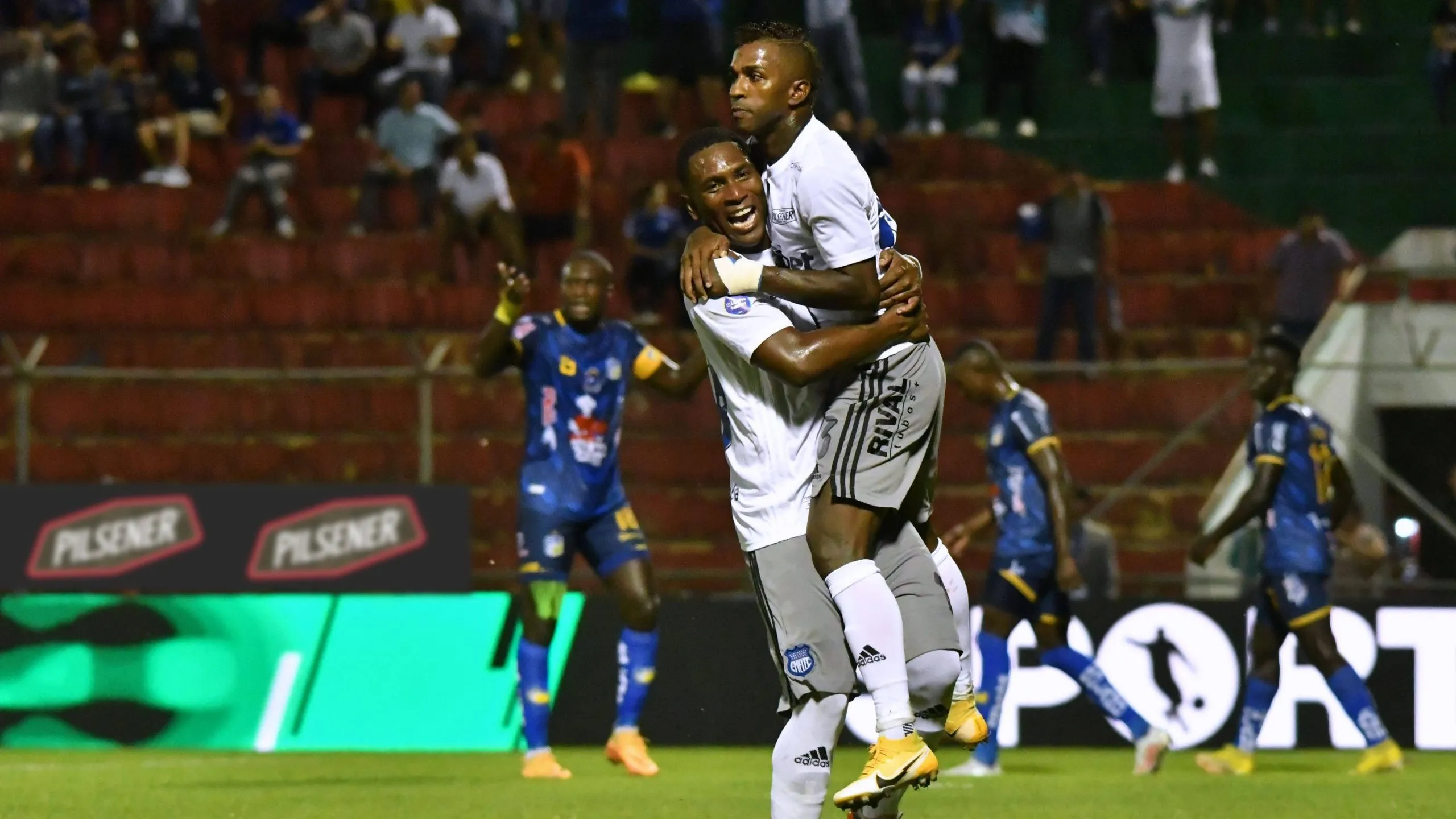 Emelec tiene que pagarle más de 1.6 millones a Miller Bolaños y Bryan Angulo. (Foto: Imago)