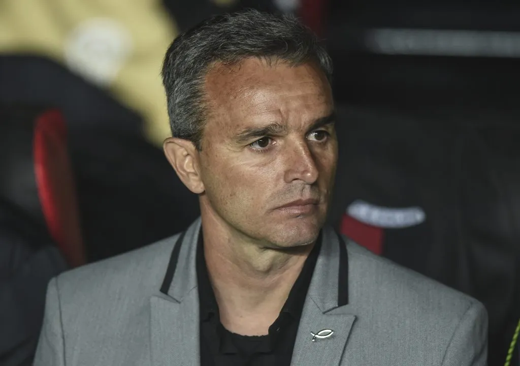 Pablo Lavallén arrancó el año dirigiendo a The Strongest de Bolivia. Foto: IMAGO.