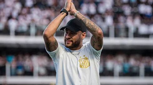 Neymar en su última visita al Santos de Brasil.