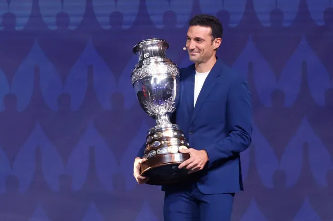 Scaloni con el título de la Copa América. (Foto: IMAGO)