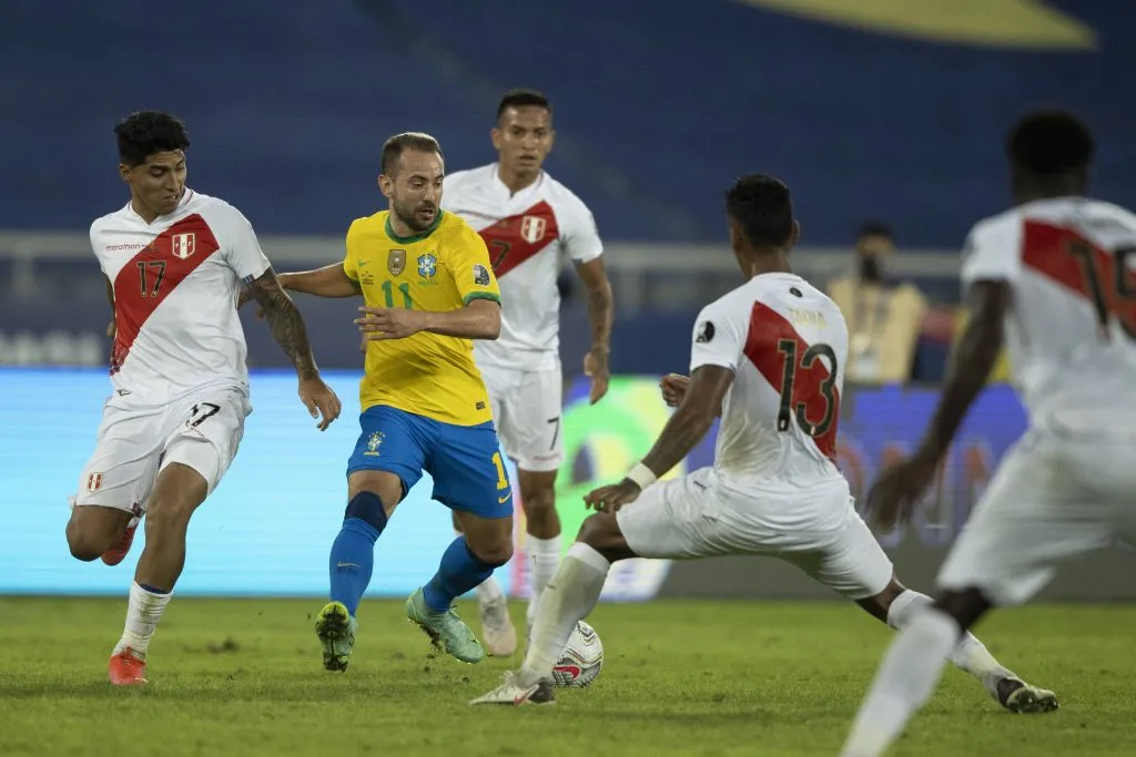 Luis Iberico jugando contra Brasil con Perú. (Foto: IMAGO).