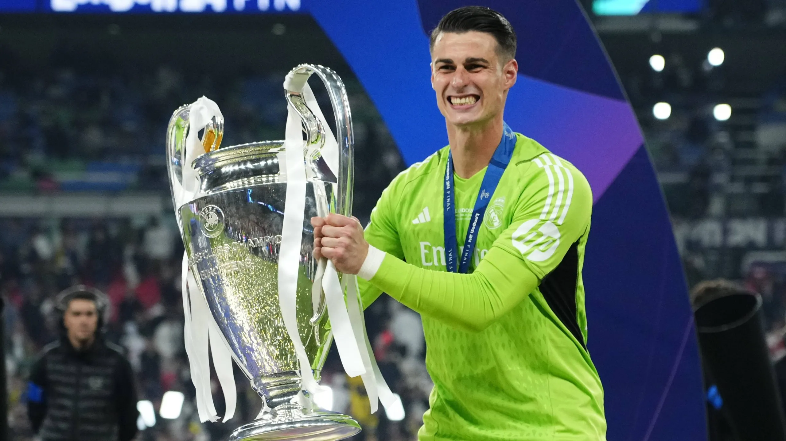 Kepa Arrizabalaga, el portero suplente del Real Madrid, con el trofeo de la Champions League.
