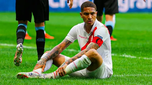 Paolo Guerrero jugando para Perú.