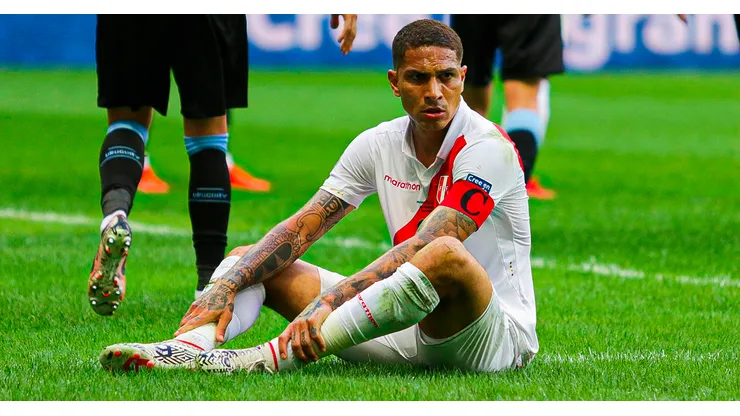 Paolo Guerrero jugando para Perú.
