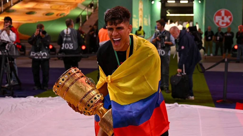Piero Hincapié celebrando la Copa de Alemania. Foto: IMAGO.