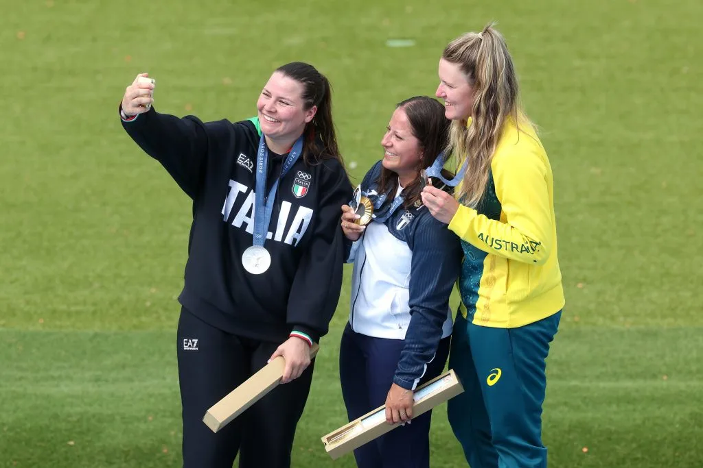 Adriana Ruano, por encima de la tiradora italiana y australiana (Getty)